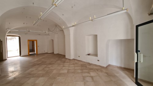 Centralissimo Locale Commerciale con Doppia Esposizione